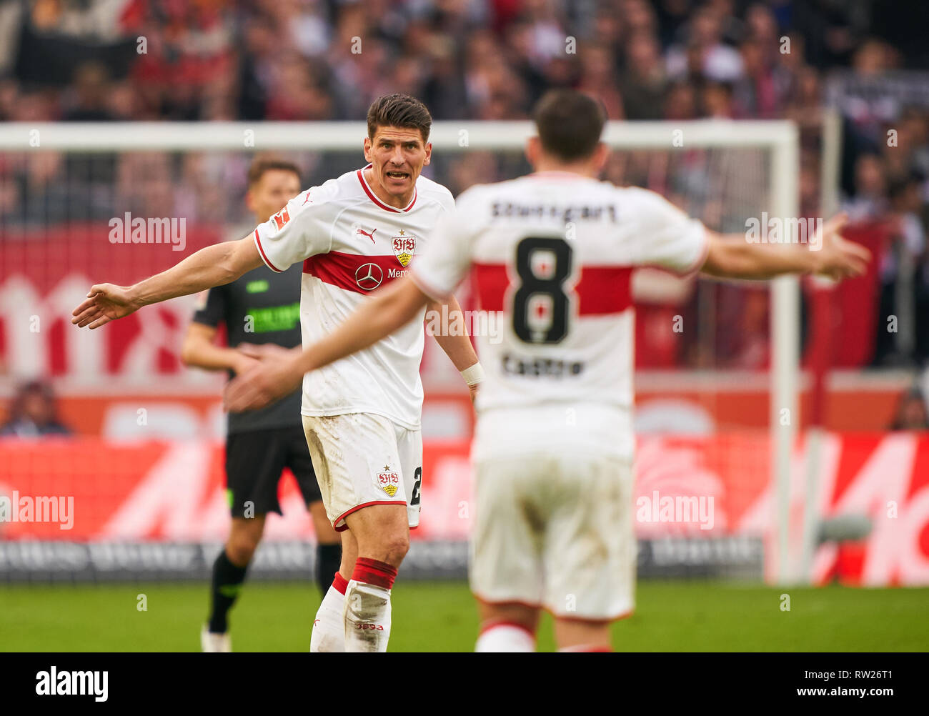 Stuttgart, Deutschland. 3. Mär 2019. Mario Gomez hat der VFB 27 Emotionen, Gefühle, Reaktionen, Wut, wütend, schreien, toben, Aktion, aggressiv, Aggression, Aggression, aggressiv, Verhalten, Emotionen, Unsportlich, Entschuldigung, Entschuldigung, Gonzalo CASTRO, VFB 8 VFB Stuttgart - Hannover 96 5-1 - DFL-Bestimmungen verbieten die Verwendung von Fotografien als BILDSEQUENZEN und/oder quasi-VIDEO - DFL 1. Deutschen Fußball-Bundesliga, Stuttgart, 3. März 2019, Saison 2018/2019, Spieltag 24, H 96 © Peter Schatz/Alamy leben Nachrichten Stockfoto