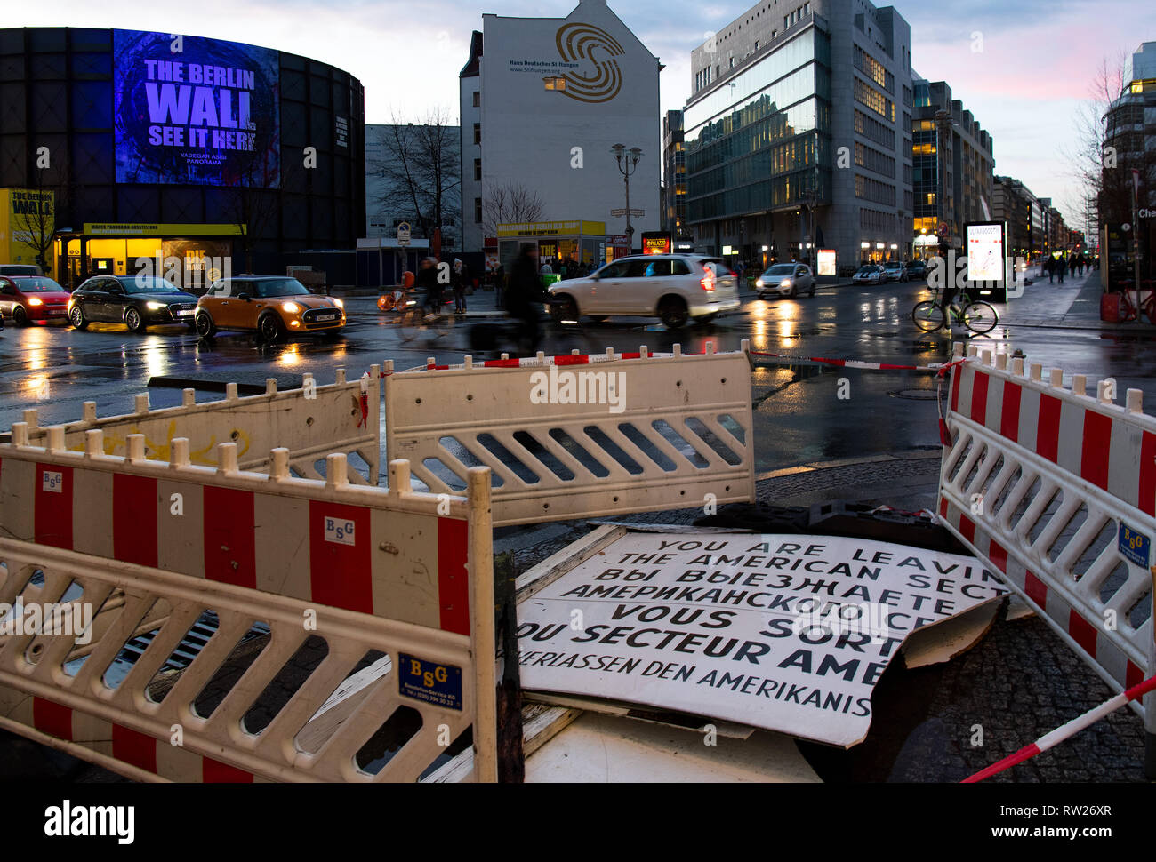 Berlin, Deutschland. 04 Mär, 2019. Die beschädigte Nachbildung der berühmten Schild am Checkpoint Charlie ist auf der Straße nach dem Sturm. Credit: Monika Skolimowska/dpa-Zentralbild/dpa/Alamy leben Nachrichten Stockfoto