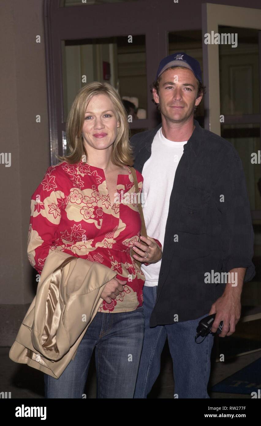 *** Foto *** LUKE PERRY tot bei 52 Jennie Garth und Luke Perry im Sommer 2002 Television Critics Association in Pasadena, 07-09-02 Quelle: David Edwards/DailyCeleb/MediaPunch Stockfoto