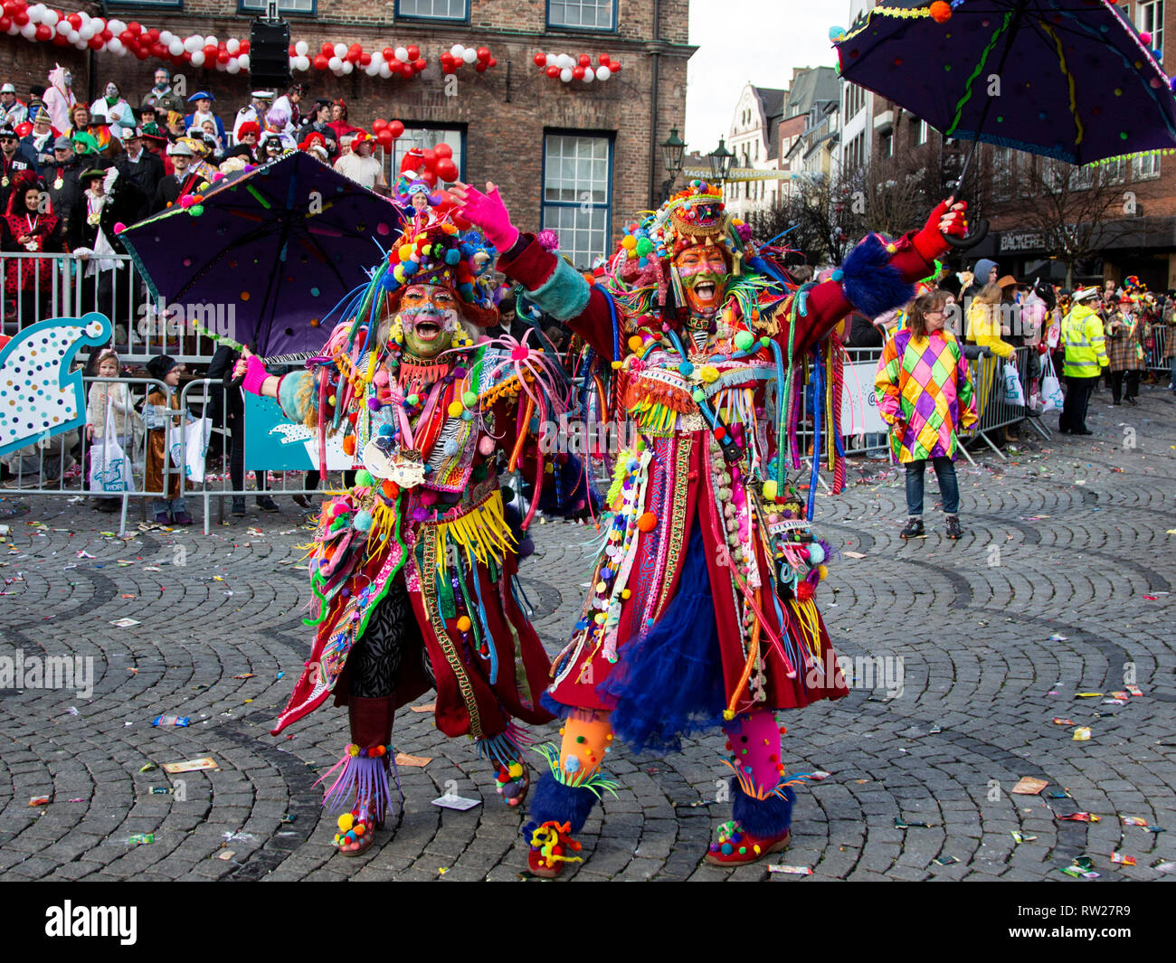 Düsseldorf, Deutschland. 4. März 2019. Die jährlichen Rosenmontag (Rose Montag oder Rosenmontag) Carnival Parade findet in Düsseldorf. Foto: Lebendige Bilder/Alamy leben Nachrichten Stockfoto