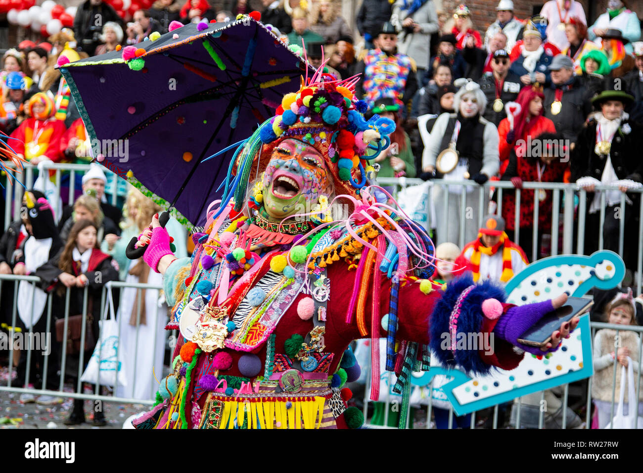 Düsseldorf, Deutschland. 4. März 2019. Die jährlichen Rosenmontag (Rose Montag oder Rosenmontag) Carnival Parade findet in Düsseldorf. Foto: Lebendige Bilder/Alamy leben Nachrichten Stockfoto