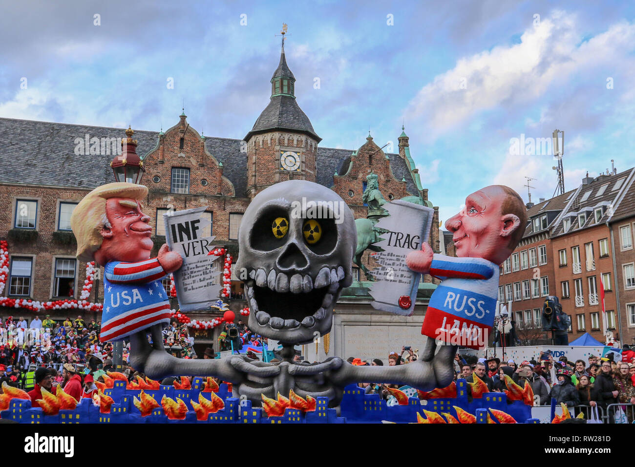 dusseldorf-deutschland-4-februar-2019-die-wunderbare-karneval-umzug-durch-das-rathaus-marktplatz-im-zentrum-von-dusseldorf-credit-ashley-grebalamy-leben-nachrichten-rw281d.jpg