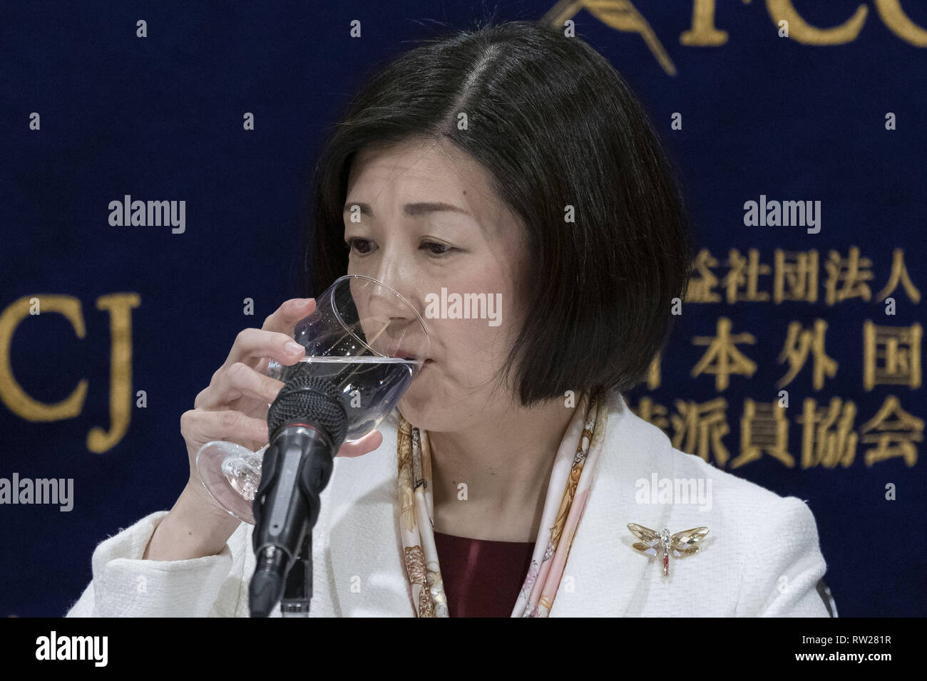 Tokio, Japan. 4 Mär, 2019. Kumiko Otsuka Präsident von Otsuka Kagu Ltd. Auf einer Pressekonferenz an der ausländischen Korrespondenten "Club für Japan (FCCJ) betreut. Präsident Otsuka und Hai Bo Chen Präsident des High-Lines Co., Ltd. kam zu dem Verein zu sprechen über kumiko's Otsuka Absichten auf dem chinesischen Markt zu erweitern. Credit: Rodrigo Reyes Marin/ZUMA Draht/Alamy leben Nachrichten Stockfoto