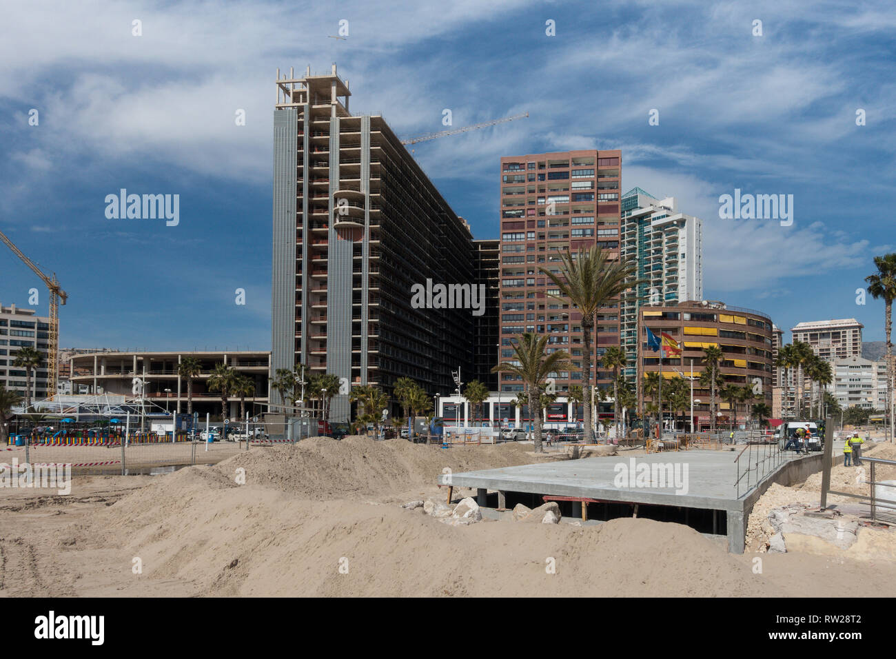 Marina Baixa Avenida, La Cala de Finestrat, Benidorm, Spanien, 04. März 2019. Der Bau eines großen Doppelkrümmers unter der Erde, um die Flutwässer von der Route des alten Flussbettes zu nehmen, ist fast abgeschlossen. Die Schlucht war zuvor gepflastert worden und das daraus resultierende Hochwasser lief die Straße über dem Boden hinunter, was in den letzten Jahren zu 3 Todesfällen führte. 2017 wurde ein Mann gefilmt, der hier in den Tod gefegt wurde. Stockfoto