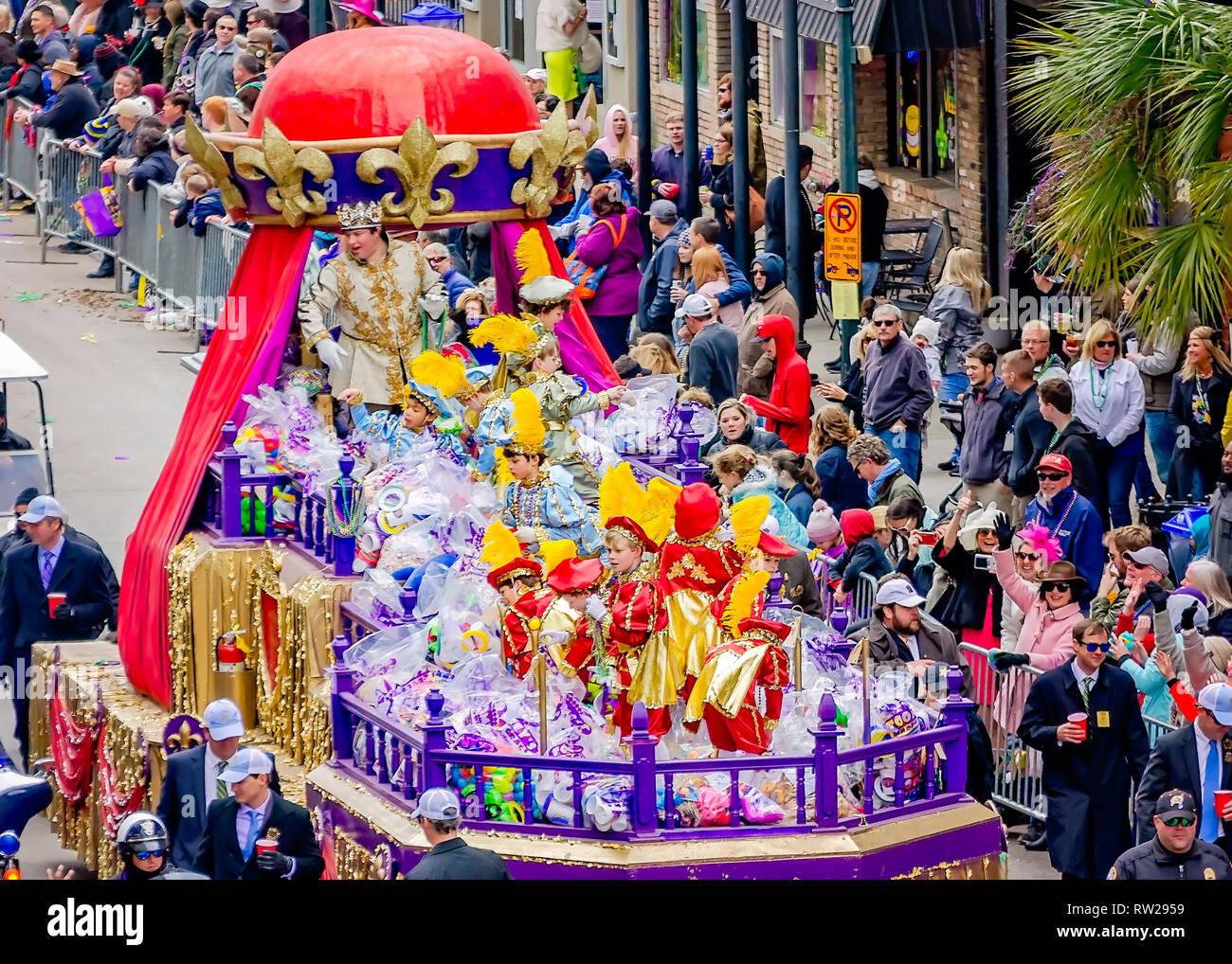 Mobile, Alabama, USA. 4. März, 2019. Der Mobile Karnevalsverein König Felix III (Alexander Travis'S Andy 'Howard IV) und seinem Hof reisen Royal Street während des Mardi Gras, 4. März 2019 in Mobile, Alabama. Mobile erste offizielle Mardi Gras Feier wurde im Jahre 1703 aufgenommen. Mardi Gras entstand als eine französische Tradition des Wohllebens und gelage vor dem streng katholischen Fastenzeit. Mardi Gras endet offiziell auf Fetten Dienstag. Quelle: Carmen K. Sisson/Cloudybright/Alamy leben Nachrichten Stockfoto