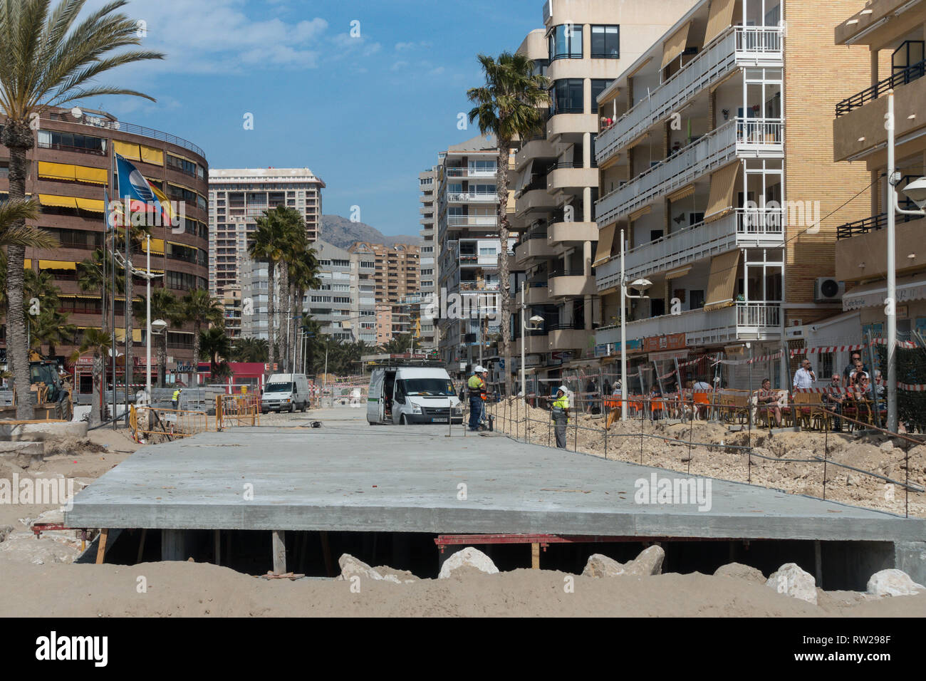 Marina Baixa Avenida, La Cala de Finestrat, Benidorm, Spanien, 04. März 2019. Der Bau eines großen Doppelkrümmers unter der Erde, um die Flutwässer von der Route des alten Flussbettes zu nehmen, ist fast abgeschlossen. Die Schlucht war zuvor gepflastert worden und das daraus resultierende Hochwasser lief die Straße über dem Boden hinunter, was in den letzten Jahren zu 3 Todesfällen führte. 2017 wurde ein Mann gefilmt, der hier in den Tod gefegt wurde. Stockfoto