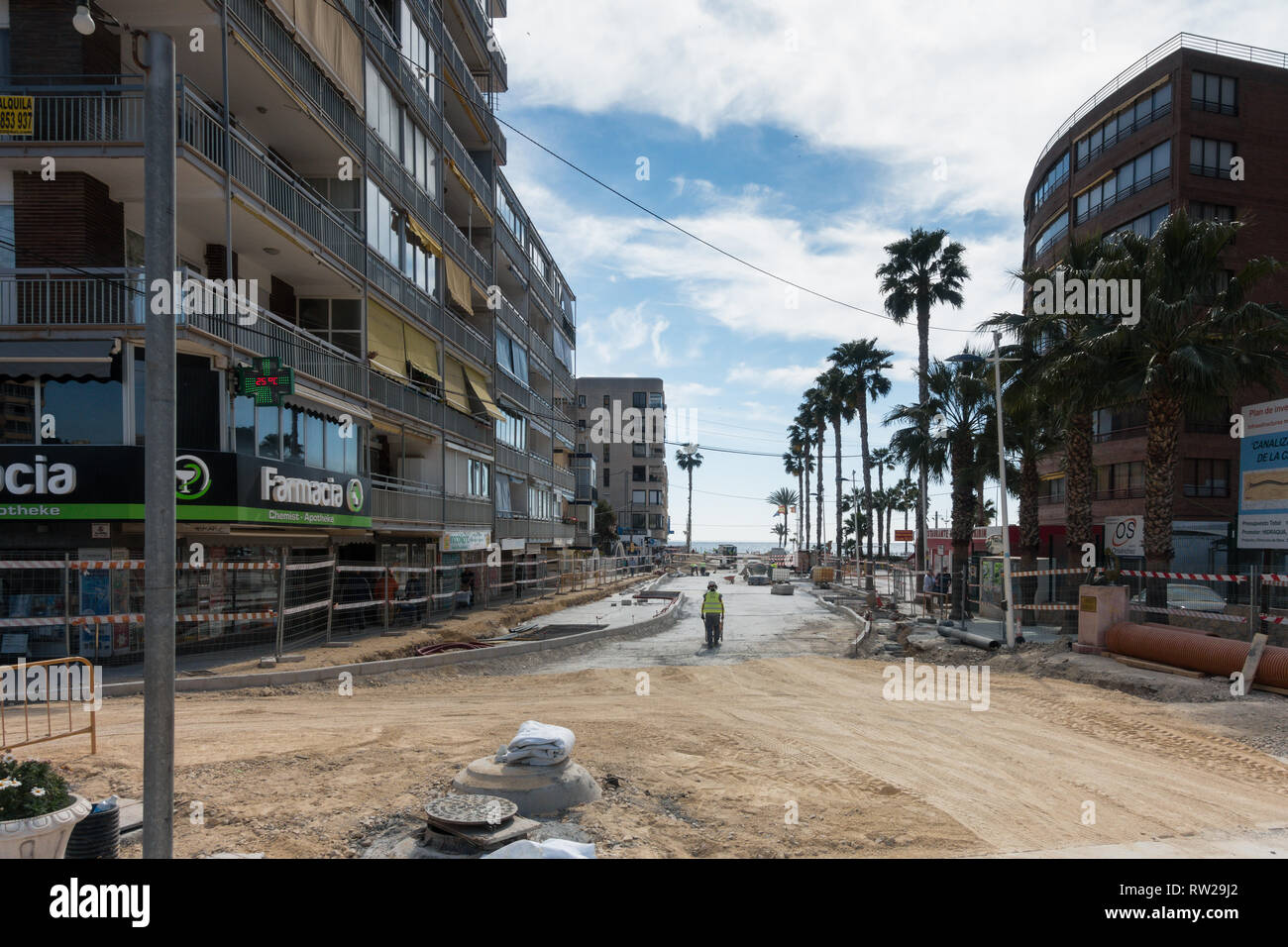 Marina Baixa Avenida, La Cala de Finestrat, Benidorm, Spanien, 04. März 2019. Der Bau eines großen Doppelkrümmers unter der Erde, um die Flutwässer von der Route des alten Flussbettes zu nehmen, ist fast abgeschlossen. Die Schlucht war zuvor gepflastert worden und das daraus resultierende Hochwasser lief die Straße über dem Boden hinunter, was in den letzten Jahren zu 3 Todesfällen führte. 2017 wurde ein Mann gefilmt, der hier in den Tod gefegt wurde. Stockfoto