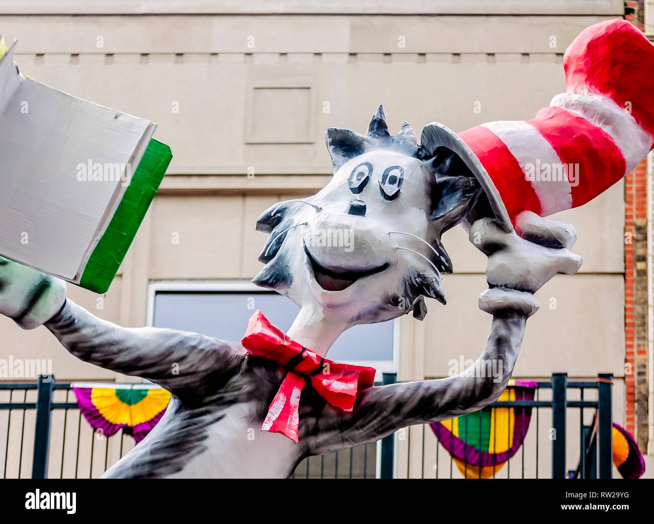 Mobile, Alabama, USA. 4. März, 2019. Eine Mardi Gras schweben mit der Katze im Hut von Dr. Seuss reist unten Royal Street während der Floral Parade, 4. März 2019 in Mobile, Alabama. Das Thema der diesjährigen Parade wurde "Wirf mir ein Buch", mit 16 Schwimmern mit klassischen Figuren aus den Büchern von Kindern. Mobile erste offizielle Mardi Gras Feier wurde im Jahre 1703 aufgenommen. Mardi Gras entstand als eine französische Tradition des Wohllebens und gelage vor dem streng katholischen Fastenzeit. Quelle: Carmen K. Sisson/Cloudybright/Alamy leben Nachrichten Stockfoto