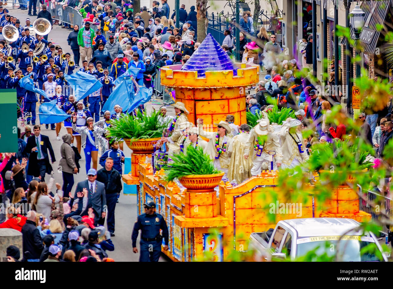 Mobile, Alabama, USA. 4. März, 2019. Der König Felix III Parade reist unten Royal Street während des Mardi Gras, 4. März 2019 in Mobile, Alabama. Mobile erste offizielle Mardi Gras Feier wurde im Jahre 1703 aufgenommen. Mardi Gras entstand als eine französische Tradition des Wohllebens und gelage vor dem streng katholischen Fastenzeit. Mardi Gras endet offiziell auf Fetten Dienstag. Quelle: Carmen K. Sisson/Cloudybright/Alamy leben Nachrichten Stockfoto