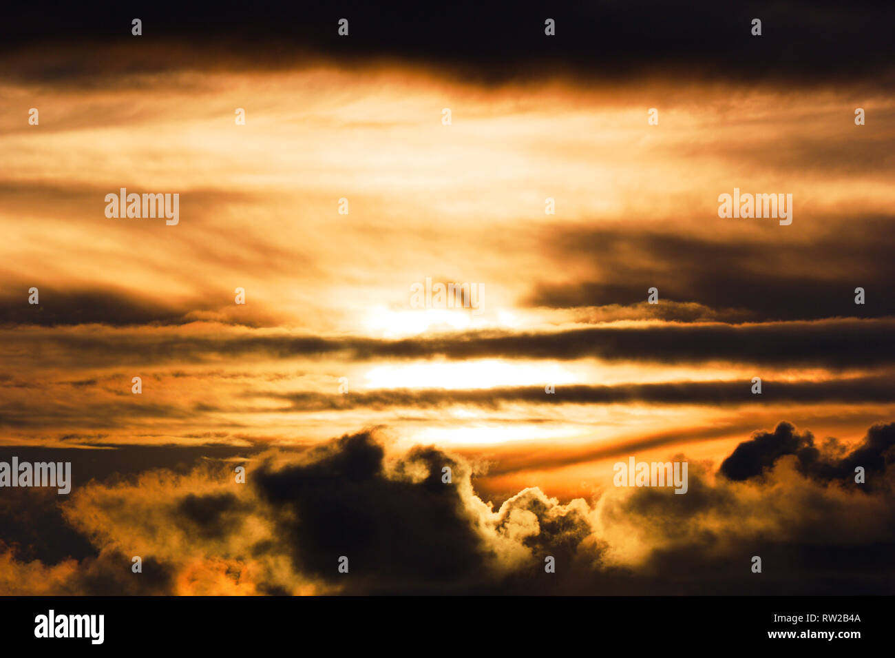 Einen goldenen Sonnenuntergang in Kalifornien mit Wolken um ihn herum. Stockfoto