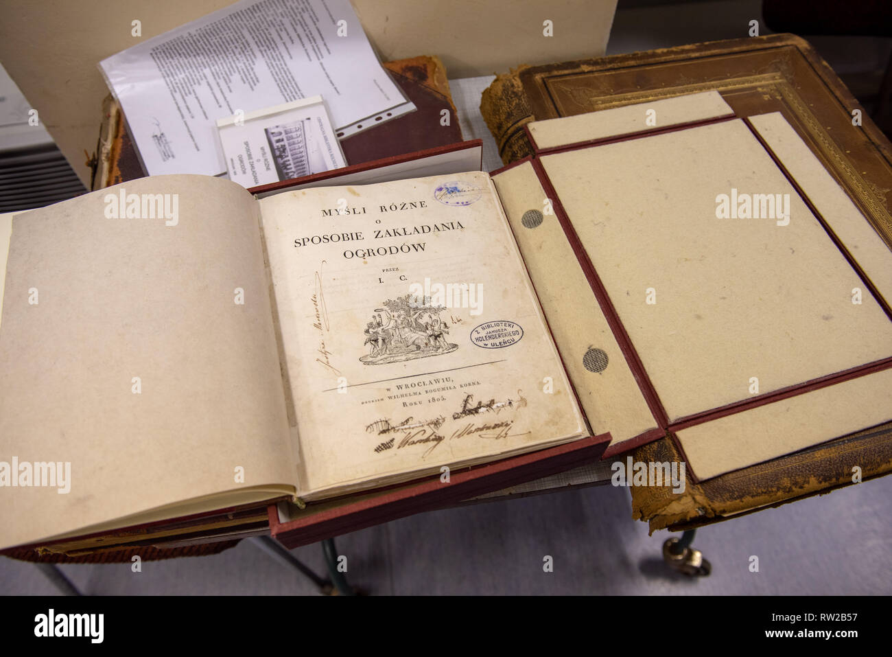 Ein Buch mit dem Titel 'Auf der Statuen im Garten von Pulawy" von 1805 befindet sich auf der Titelseite neben einem anderen älteren Buch öffnen. Zentrale Landwirtschaftliche Bibliothek Stockfoto