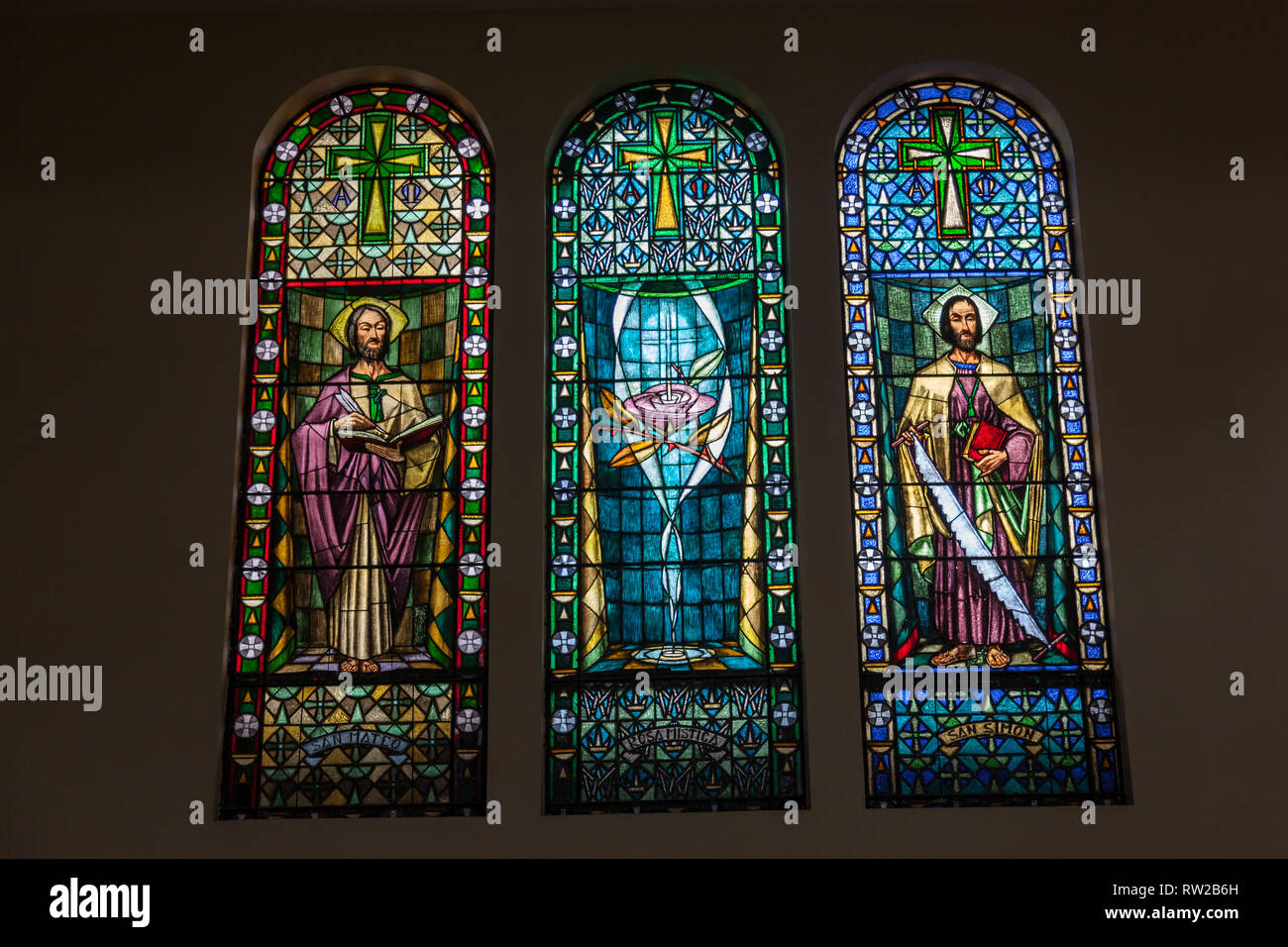 Ambato, Ecuador, April 2018: das Innere der Kathedrale der Stadt Ambato in der Provinz Tungurahua, eines der modernsten Architektur Kirche Stockfoto