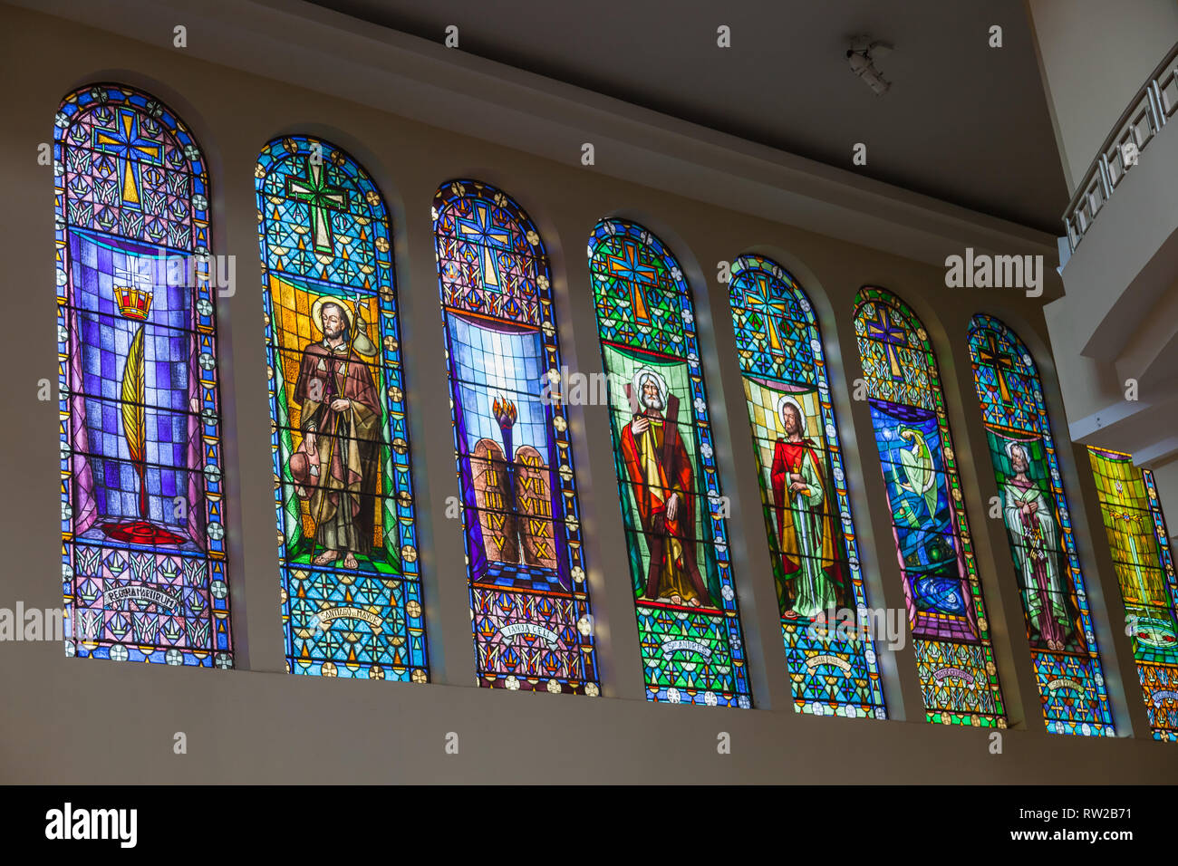 Ambato, Ecuador, April 2018: das Innere der Kathedrale der Stadt Ambato in der Provinz Tungurahua, eines der modernsten Architektur Kirche Stockfoto
