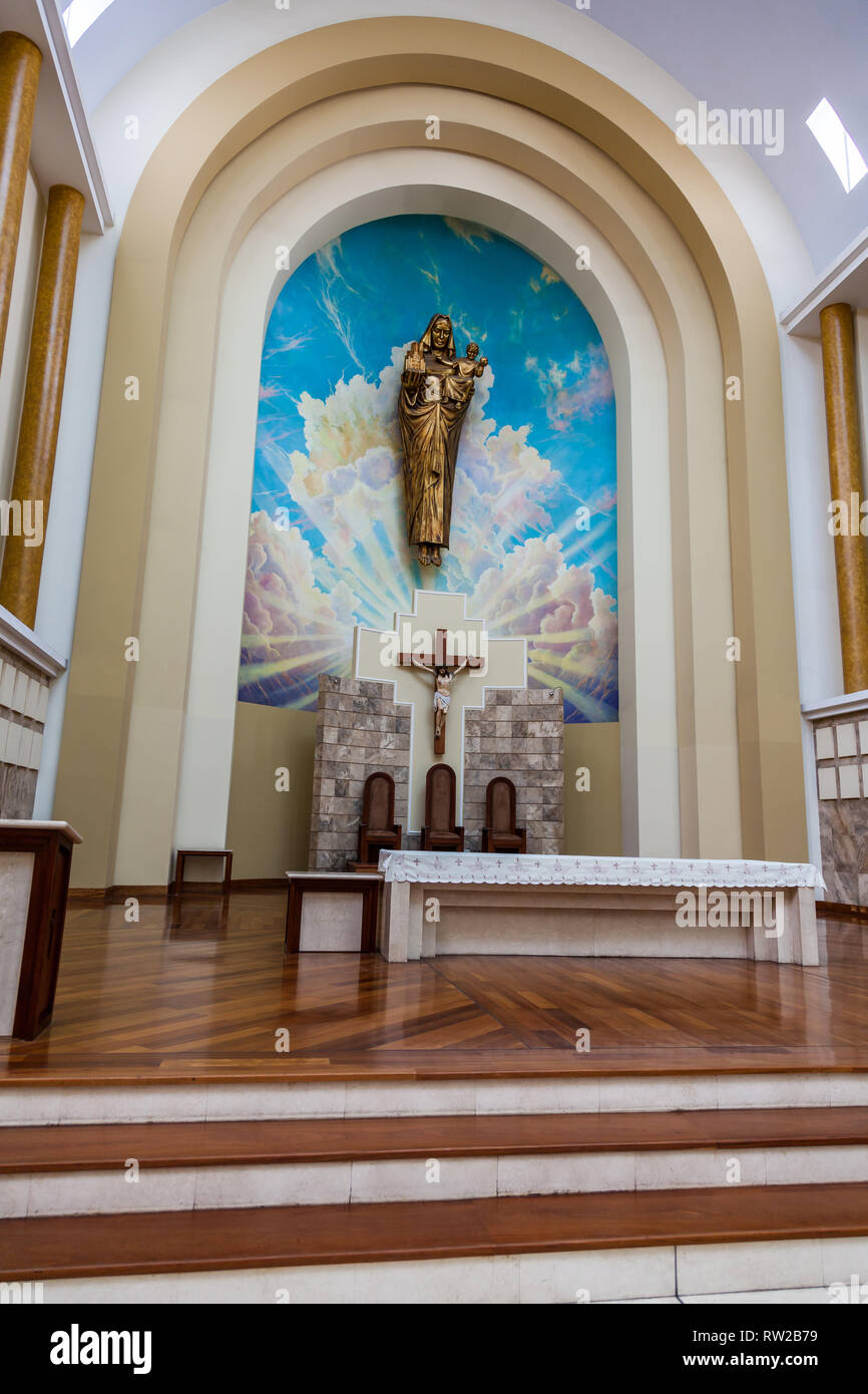 Ambato, Ecuador, April 2018: das Innere der Kathedrale der Stadt Ambato in der Provinz Tungurahua, eines der modernsten Architektur Kirche Stockfoto