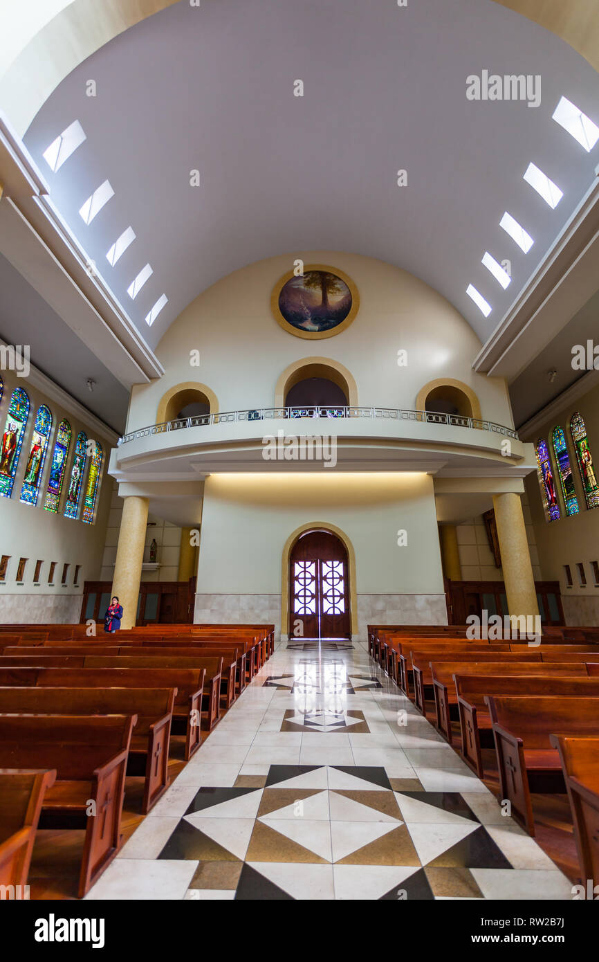 Ambato, Ecuador, April 2018: das Innere der Kathedrale der Stadt Ambato in der Provinz Tungurahua, eines der modernsten Architektur Kirche Stockfoto
