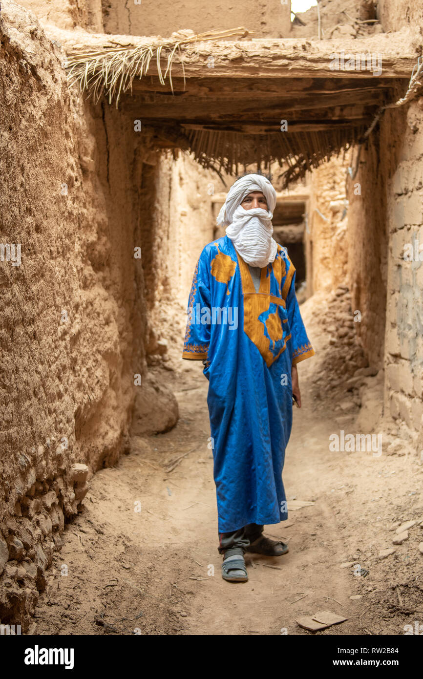 Mann mit Turban mit Blau und Gold Kaftan, Foum Zguid, Marokko Stockfoto