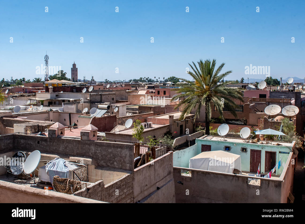 Blick von der Terrasse über den Dächern von Gebäuden nahe zusammen, in der Medina von Marrakesch, Marokko Stockfoto