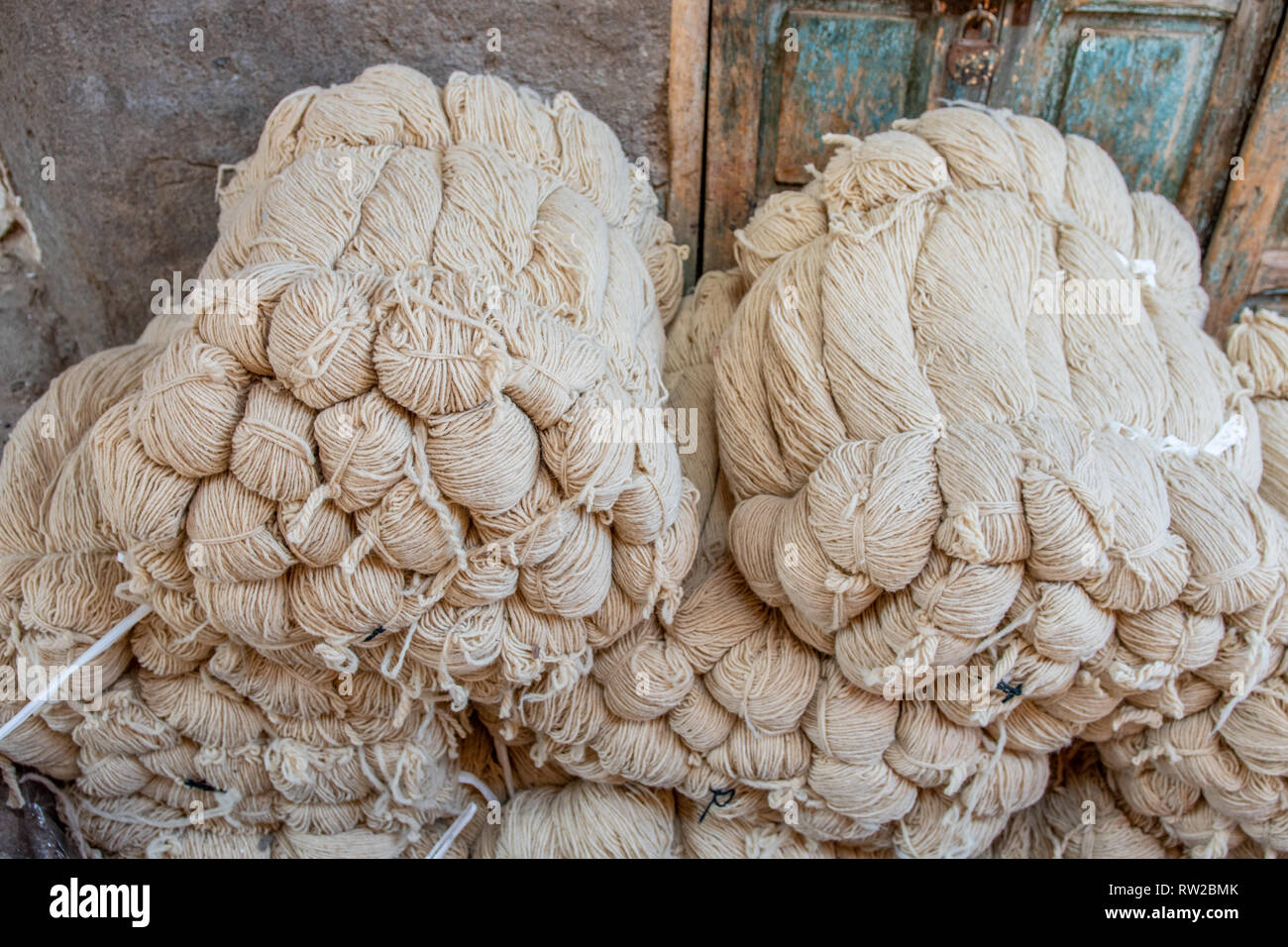 Bundles aus gestapelten weissen Garn für Verkauf an den freien Markt, Marrekech, Marokko Stockfoto