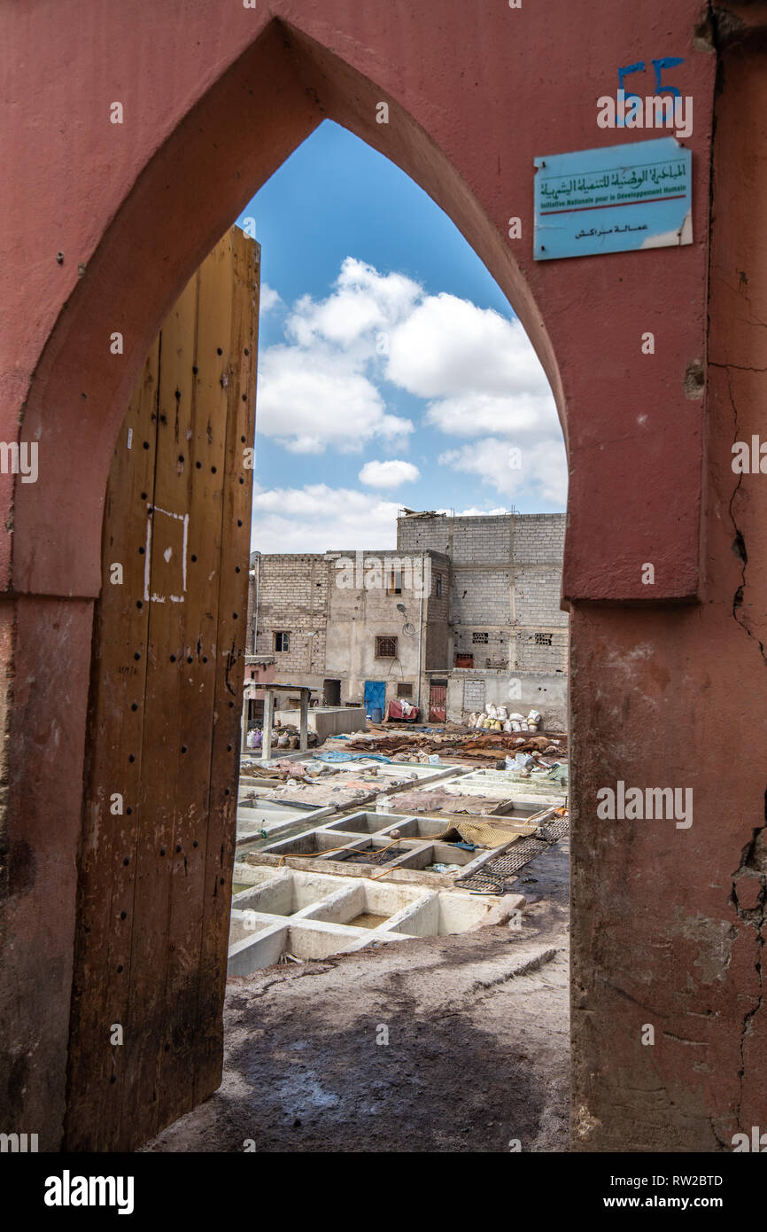 Blick durch den Bogen der Eingang führt zu Gruben voller Lösungen verwendet Tierfelle in gegerbtem Leder, Gerberei, Marrekech zu konvertieren, Marokko Stockfoto