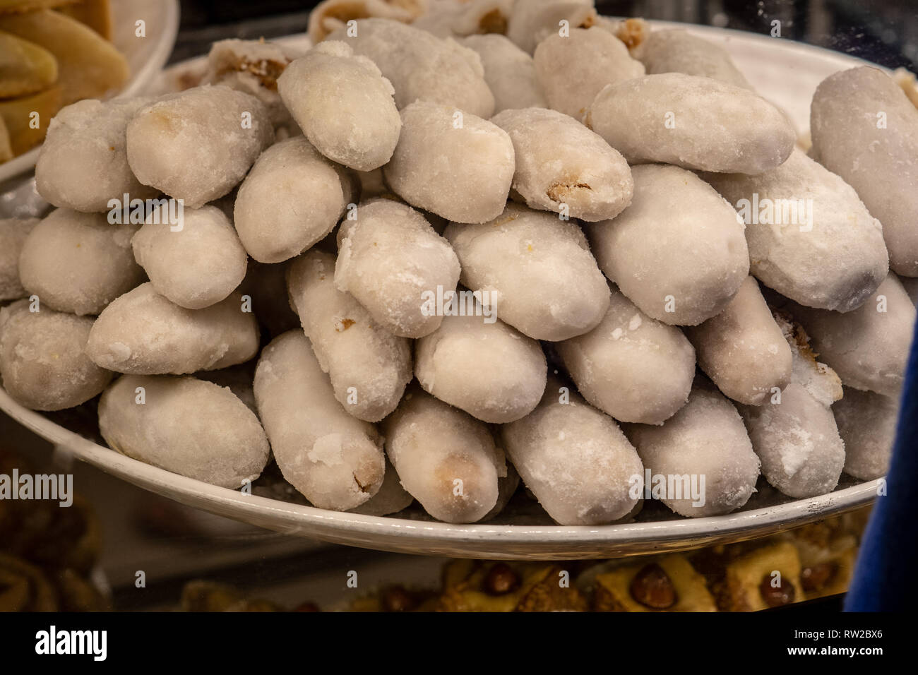 Köstliche Desserts aus dem Nahen Osten für Verkauf an den freien Markt, Marrakesch, Marokko Stockfoto