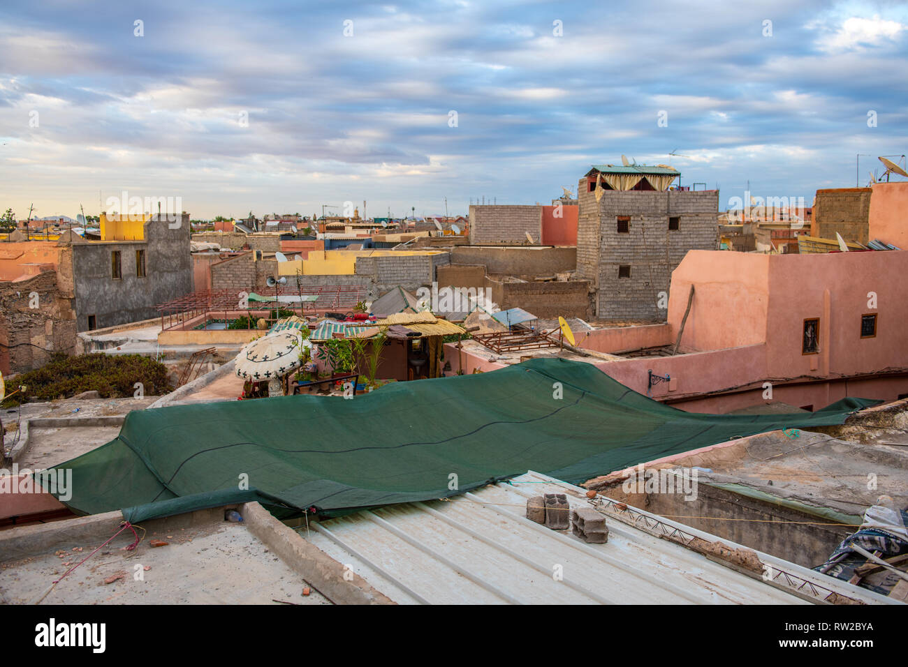 Blick von der Terrasse mit Blick auf die Sammlung von Gebäuden nahe zusammen, in der Medina von Marrakesch, Marokko Stockfoto
