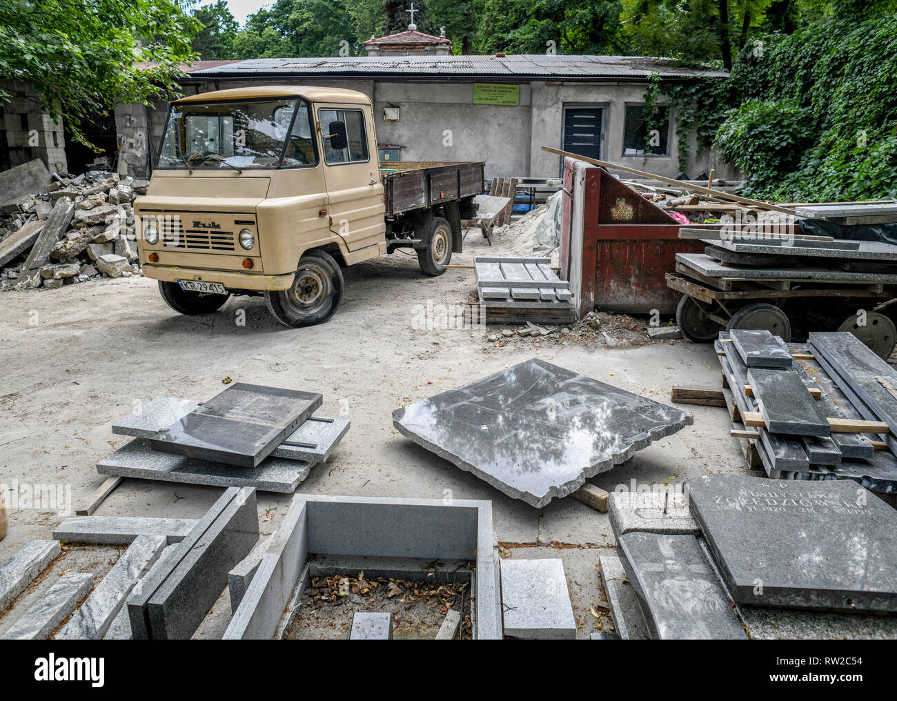 Work truck sitzt unter Reste von Stein Grabsteine zu machen geparkt, Krak-w, Woiwodschaft Kleinpolen, Polen. Stockfoto