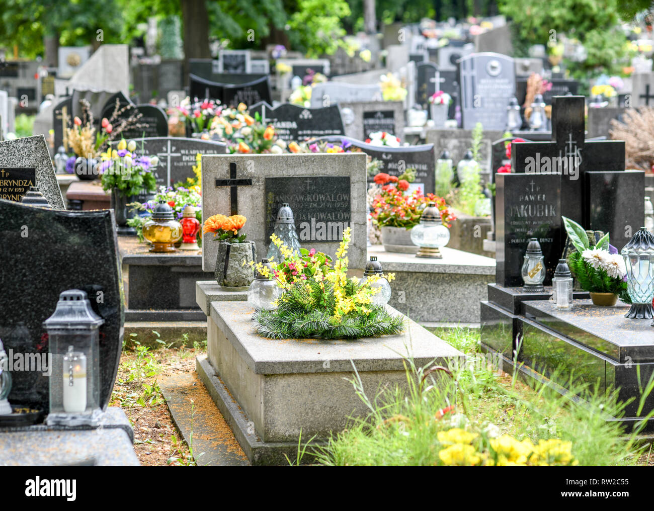 Polnischen Friedhof voller Blumen und Kerzen auf Gräber gelegt, Krak-w, Woiwodschaft Kleinpolen, Polen. Stockfoto