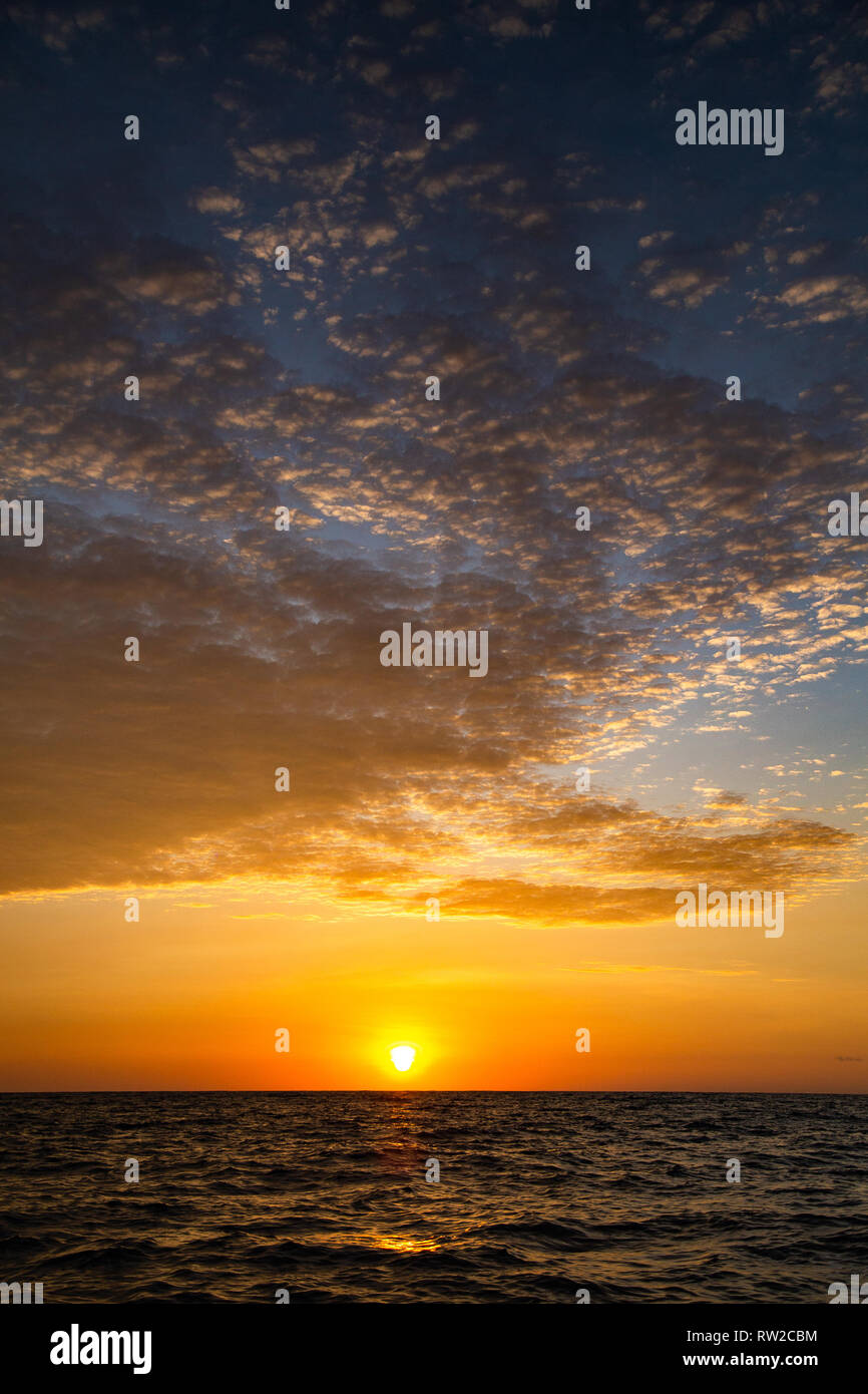 Sonnenuntergang oder den Sonnenuntergang am Strand von Esmeraldas Stockfoto