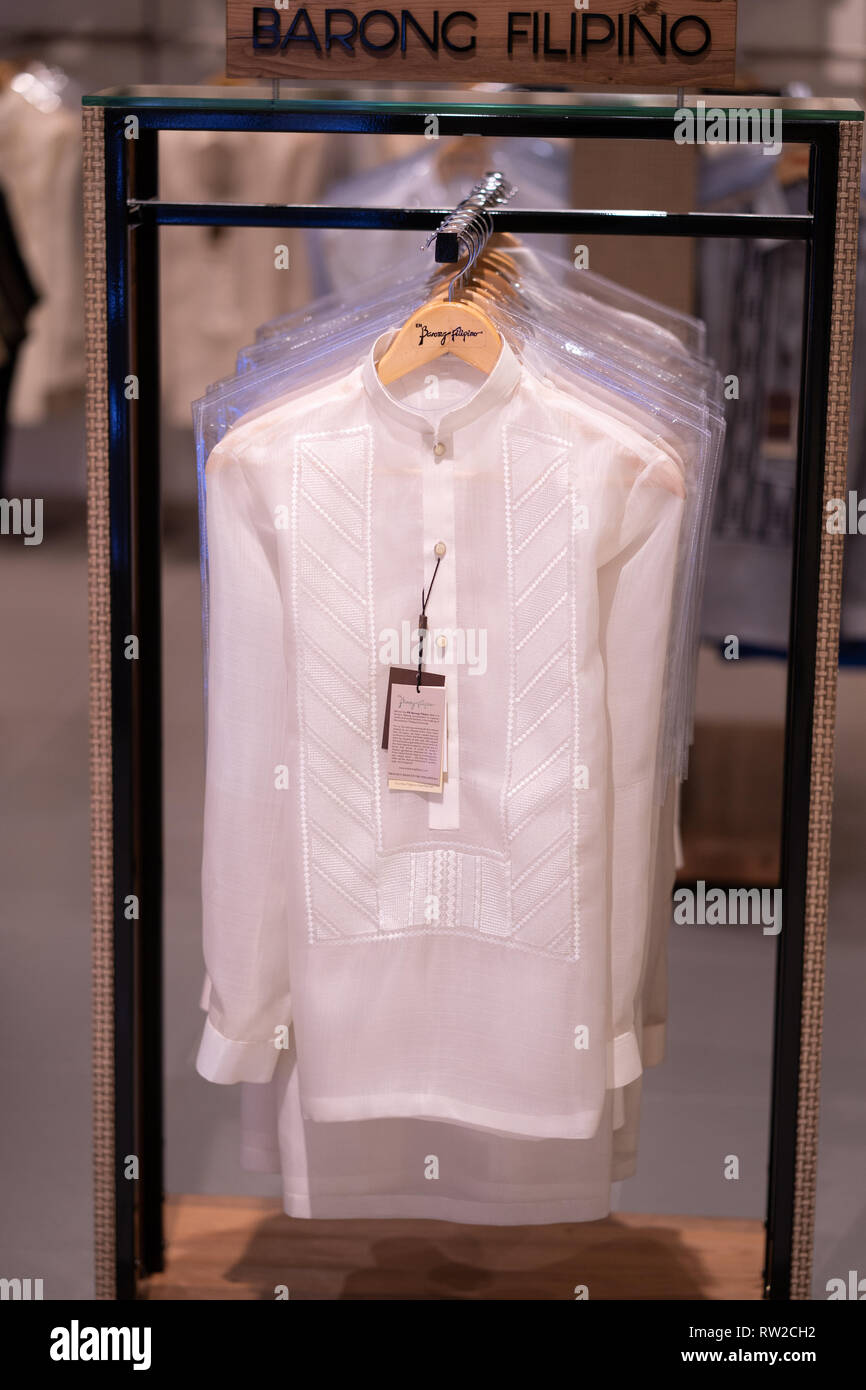 Ein modernes Design der mens Nationalen formelle Kleidung der Philippinen als Barong bekannt. Dieser besonderen Stil, den die Firma Barong Filipino gemacht Stockfoto