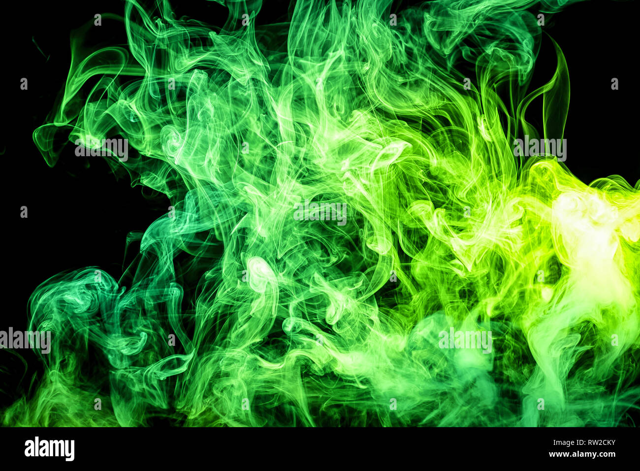 Gefrorene abstrakte Bewegung der Explosion Rauch mehrere Grün auf schwarzem Hintergrund. Hintergrund aus dem Rauch von vape Stockfoto