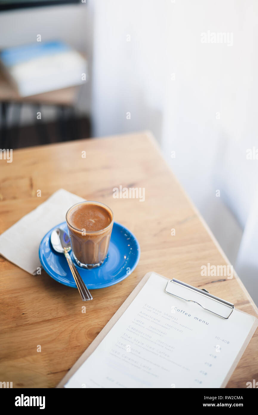 Abstrakte emotionale Szene an warmen Piccolo Latte in kleinen Kaffee Glas auf dem Tisch im Cafe am Morgen Zeit. Wochenende Aktivität und Entspannung. Favorit bevera Stockfoto