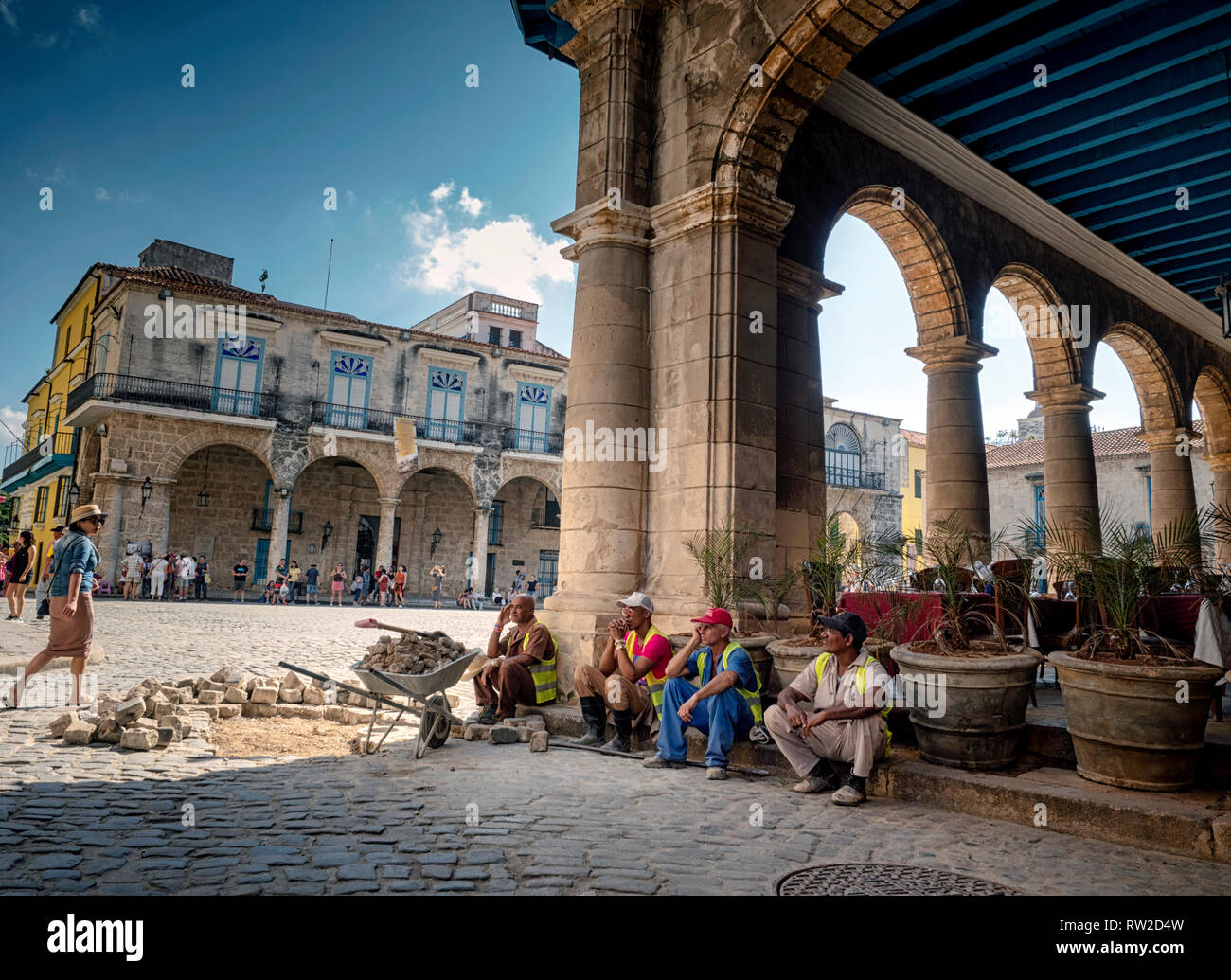 Handwerker machen Sie eine Pause vor der Mittagssonne und Wärme in Plaza Vieja, Havanna, der Hauptstadt von Kuba Stockfoto