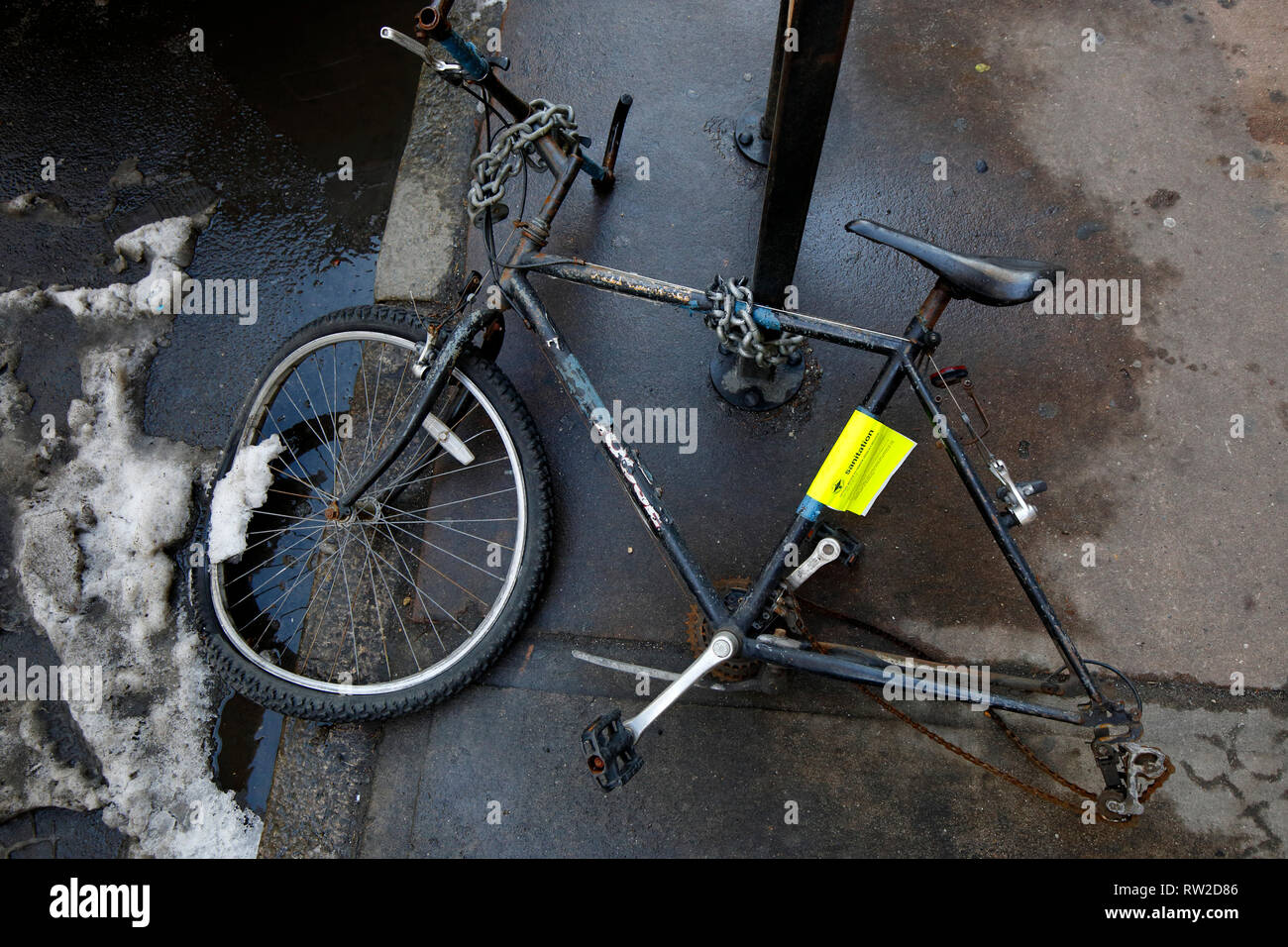 Ein Fahrrad mit NYC Abteilung für Hygiene aufgegebenen Fahrrad beigefügt Stockfoto