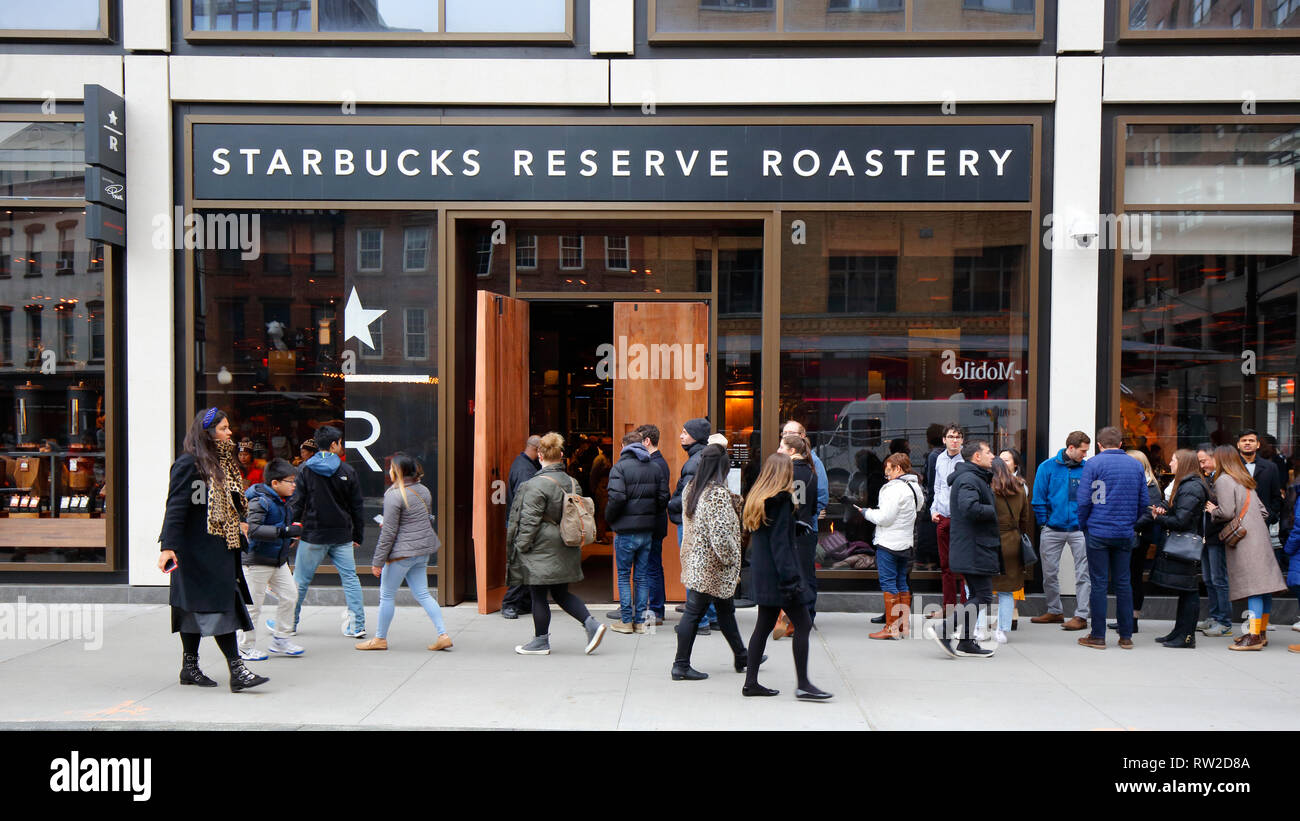 Die Menschen in der Warteschlange außerhalb eines Starbucks finden Rösterei, 61 9. Ave, New York, NY Stockfoto