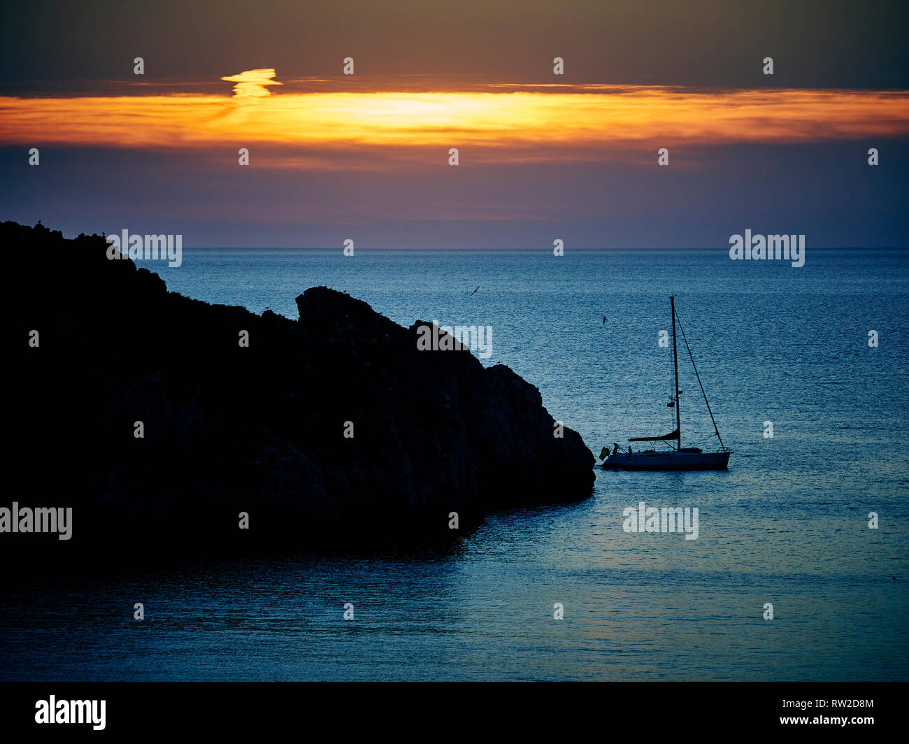 Segeln bei Sonnenuntergang über die Malgrats Inseln, Mallorca, Balearen, Spanien Stockfoto
