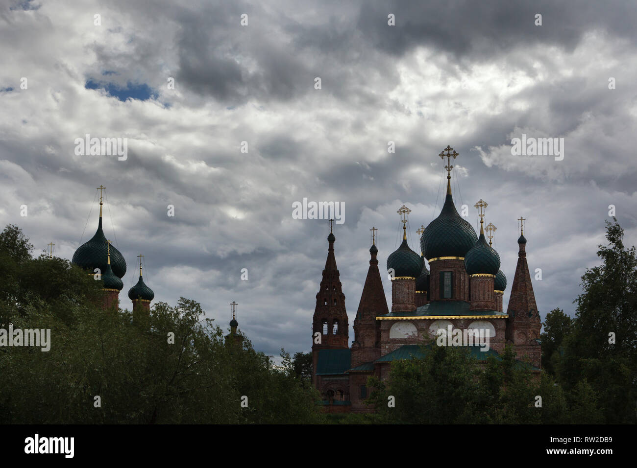 Kirche des heiligen Johannes Chrysostomus in Korovniky (1649-1654) in Jaroslawl, Russland. Die Kirche von der Ikone der Gottesmutter von Wladimir in Korovniky (1669) ist auf der linken Seite gesehen. Stockfoto