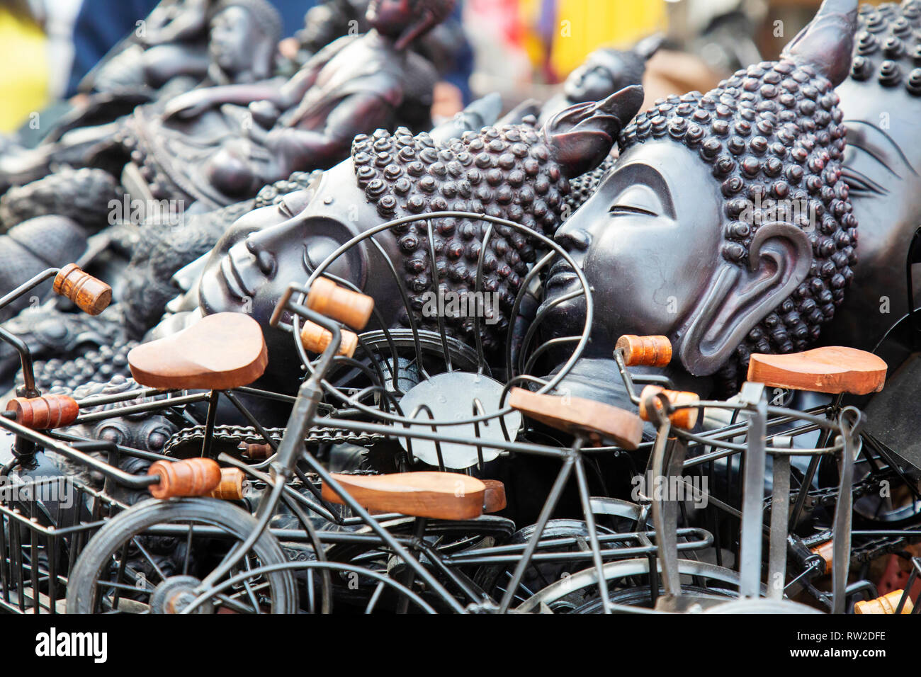 Buddhistische Souvenirs verkaufen, an der Straße von New Dehli Stockfoto