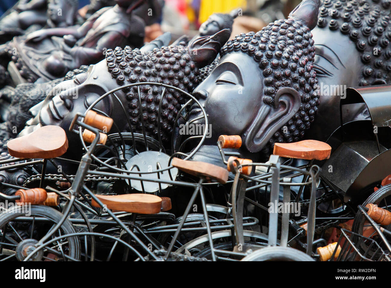 Buddhistische Souvenirs verkaufen, an der Straße von New Dehli Stockfoto