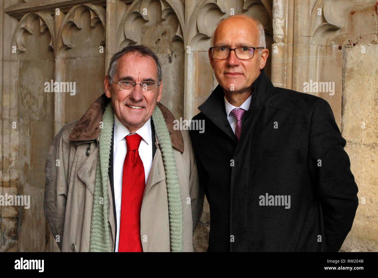 Simon Taylor und Jonathan Legard, der motor racing Journalisten und Kommentatoren. Die Trauerfeier in der Kathedrale von Gloucester für Christine Mills MBE, Stockfoto