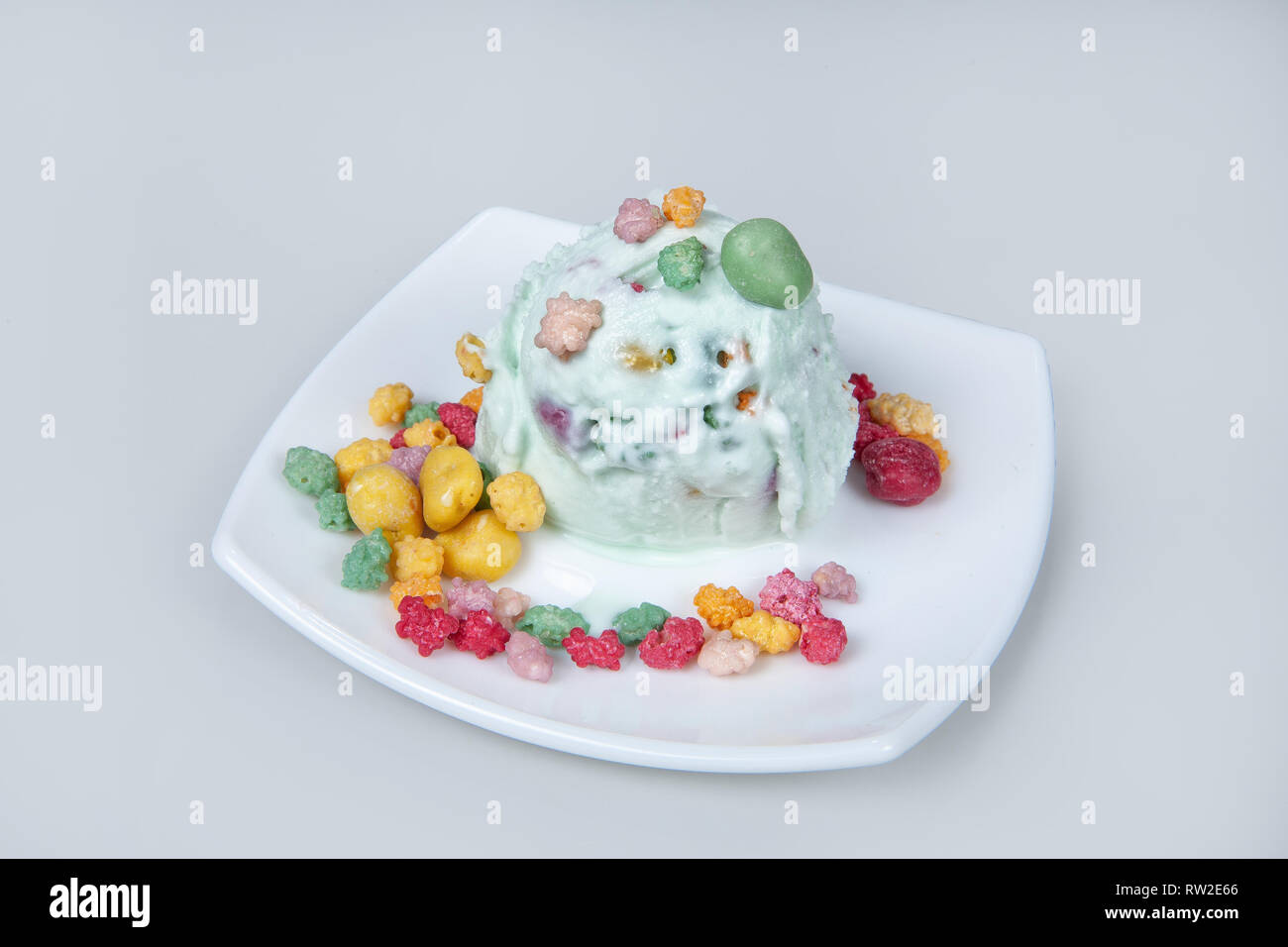Icecream mit unterschiedlichen Zutaten auf einem Studio neutralen Hintergrund Stockfoto