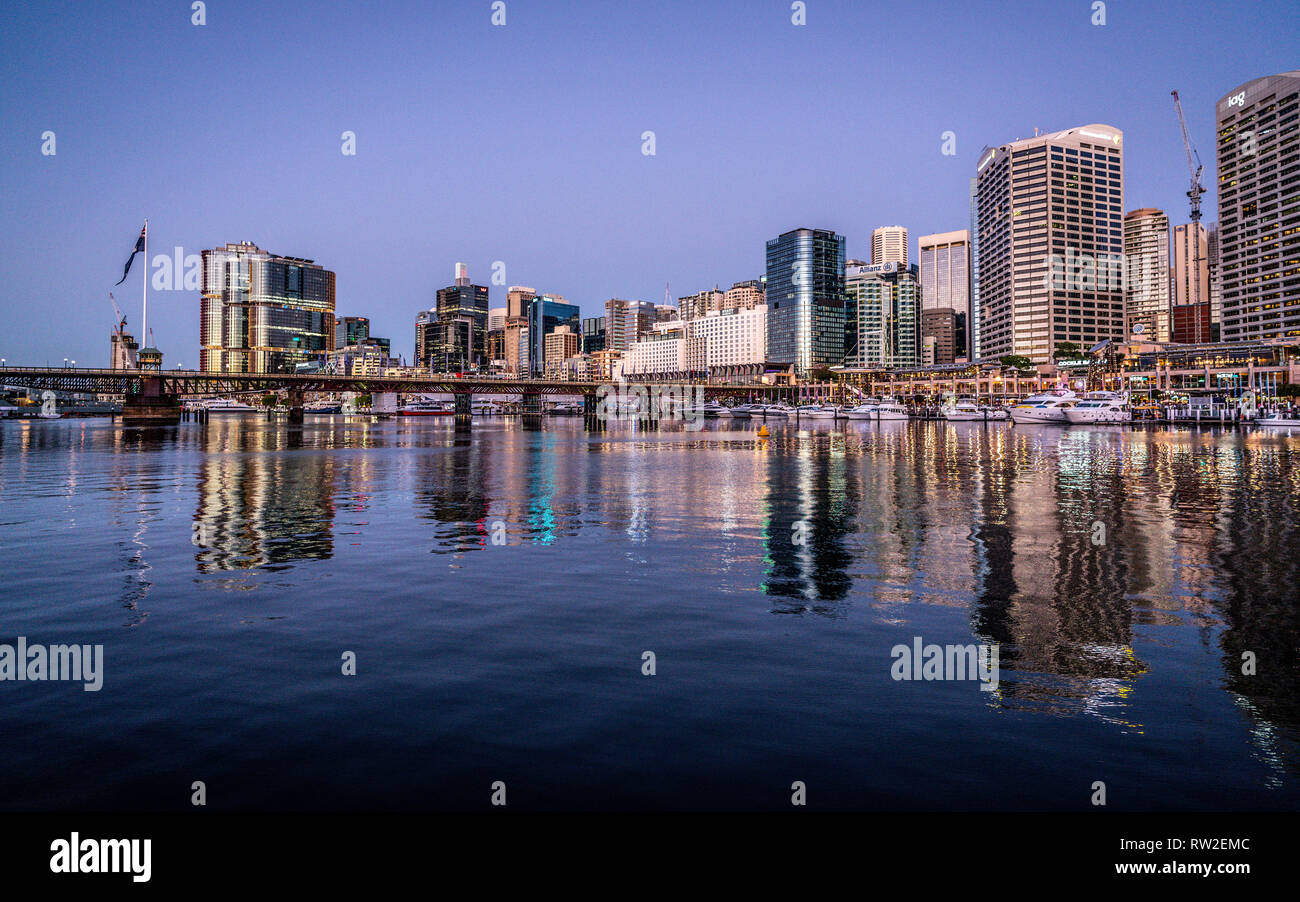 23. Dezember 2018, Sydney NSW Australien: Scenic Nacht Blick auf Sydney Darling Harbour mit Pyrmont Bridge und die Skyline Stockfoto