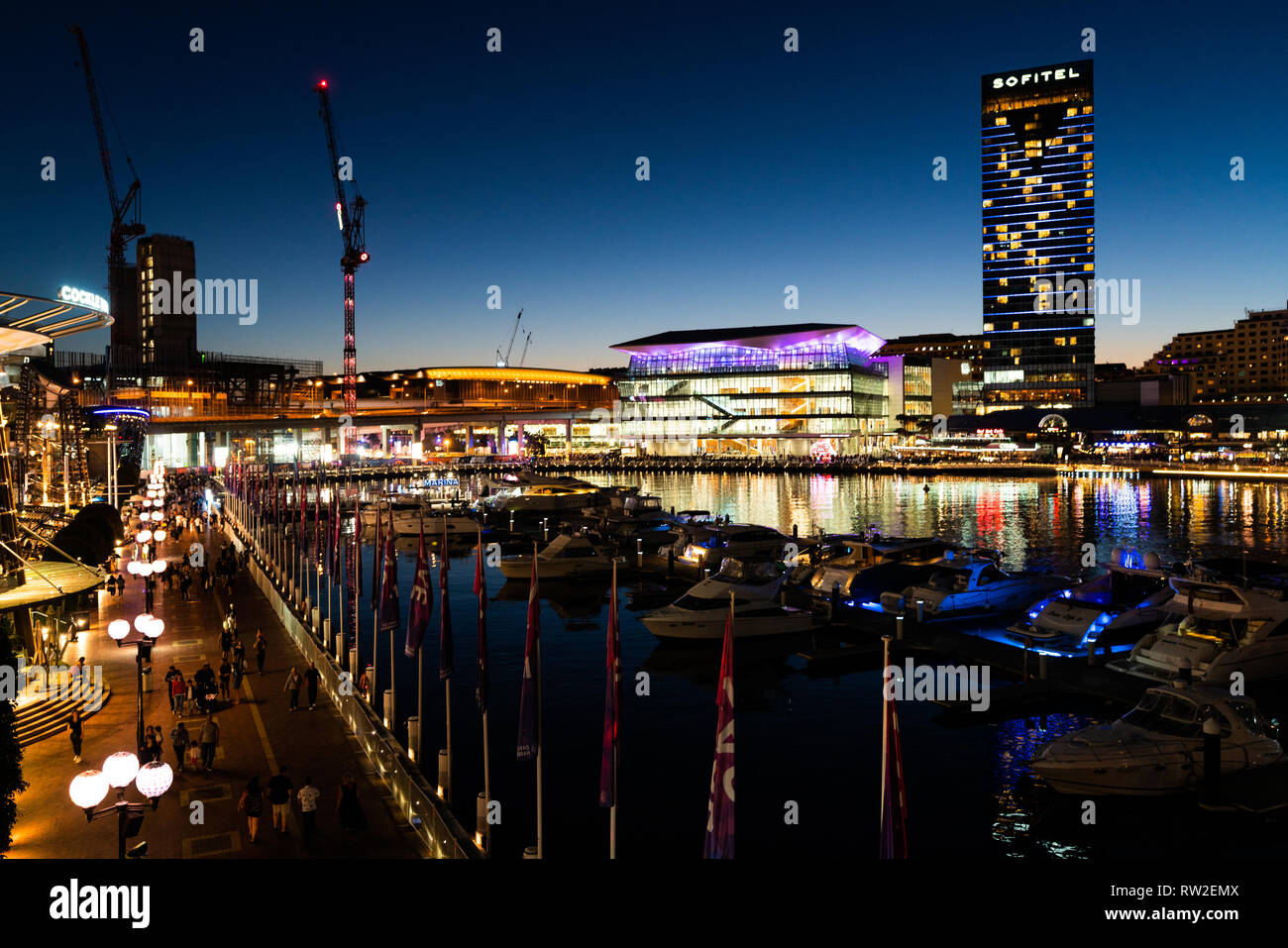 23. Dezember 2018, Sydney NSW Australien: Scenic Nacht Blick auf Sydney Darling Harbour mit Marina Promenade und Sofitel Hotel Stockfoto