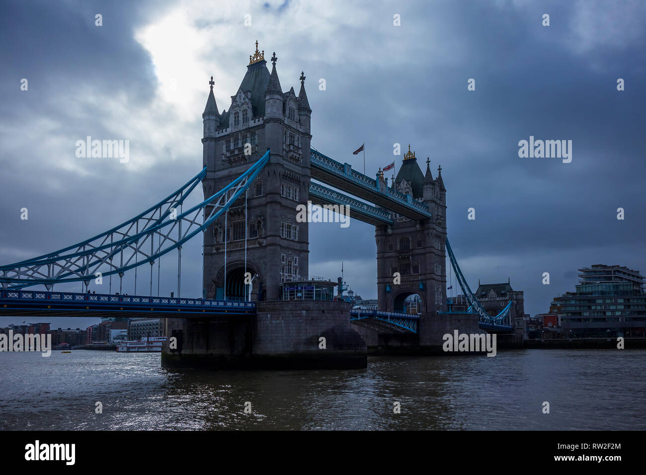 London, England - 28. Februar 2019, die berühmte Tower Bridge über die Themse mit bewölktem Himmel im Winter Stockfoto