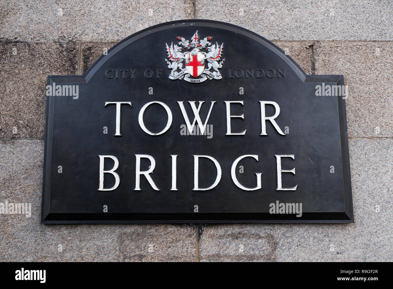 London, England - 28. Februar 2019: Das Schild für die Tower Bridge in London. Stockfoto