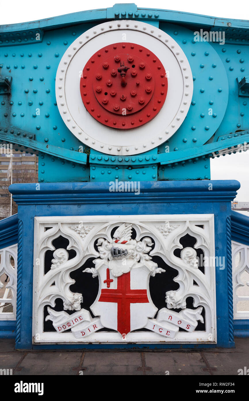 London, England - 28. Februar 2019: Die Wappen für die Stadt London auf der Tower Bridge Stockfoto
