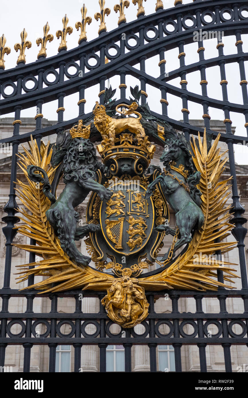 London, England - Februar 28, 2019, Royal Arme auf das Tor der Buckingham Palace, das London Residenz Ihrer Majestät Queen Elizabeth 2. Stockfoto