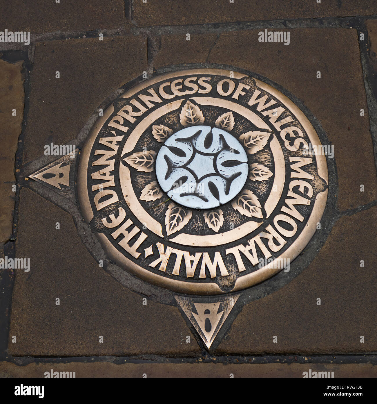 London, England - 28. Februar 2019: Bronze Markierung, die in den Gehweg für die Diana Princess of Wales Memorial Spaziergang im Park Kensington Gardens, London Stockfoto
