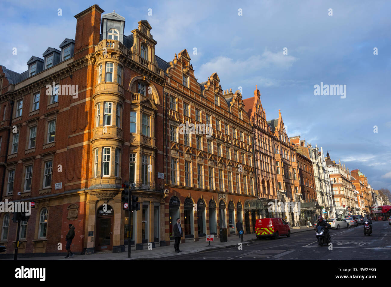 London, England - 28. Februar 2019: klassische Gebäude in der Wigmore Street im Westend im späten Sonnenlicht Stockfoto
