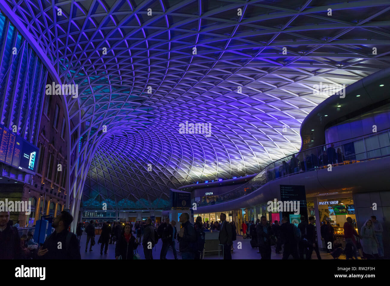 London, England - 28. Februar 2019: Stahlkonstruktion des Daches von London Kings Cross Bahnhof bei Nacht Stockfoto