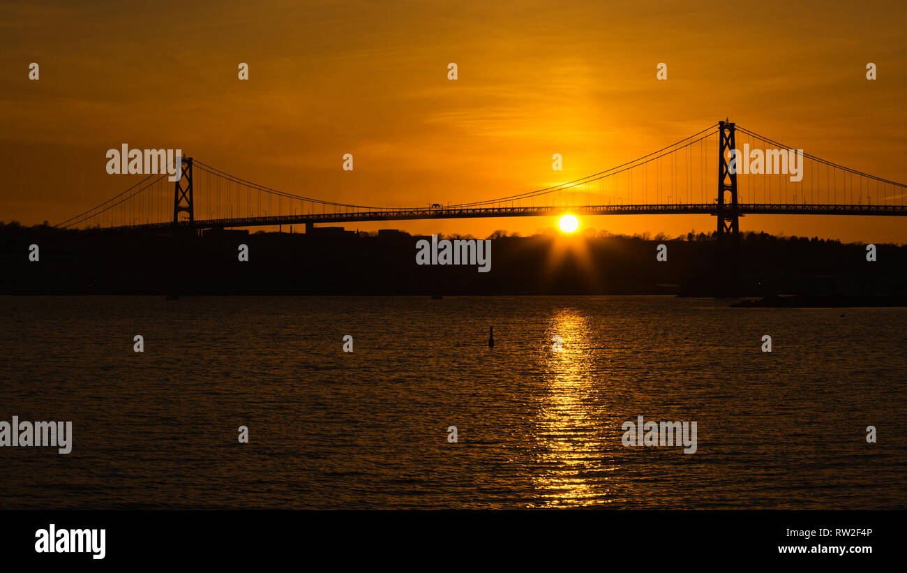 Angus L. Macdonald Bridge bei Sonnenuntergang. Die span verbindet Halifax und Dartmouth, Nova Scotia. Stockfoto